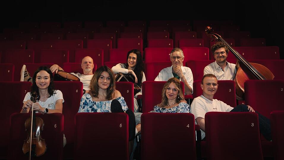 Die Musiker laden am 16. und 17. Oktober ab 19.30 Uhr zu einem Abend zwischen Tradition, Heimatgefühl, modernen Klängen und überraschenden Arrangements ein - in einer Formation, die es so noch nicht gab. Die Musiker laden am 16. und 17. Oktober ab 19.30 Uhr zu einem Abend zwischen Tradition, Heimatgefühl, modernen Klängen und überraschenden Arrangements ein - in einer Formation, die es so noch nicht gab.