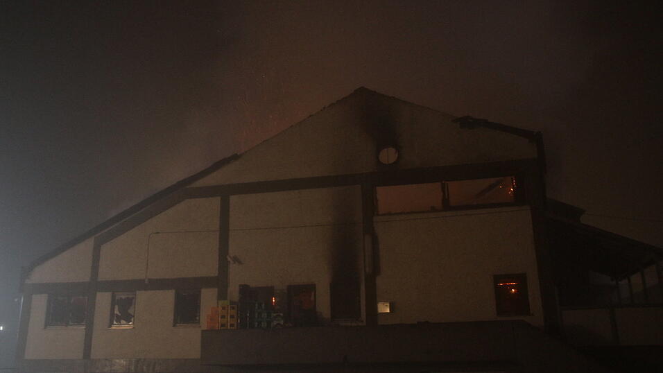 Die Kultdisko Penker in Ascha ist am frühen Mittwochmorgen in Flammen aufgegangen. Die Kultdisko Penker in Ascha ist am frühen Mittwochmorgen in Flammen aufgegangen.