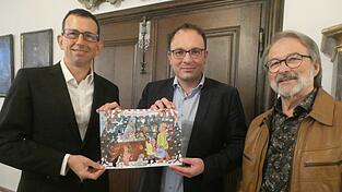 Der diesjährige Lions-Präsident Martin Lehner, Bürgermeister Martin Stoiber und der PR-Beauftragte des Clubs Christian Nowotny (von links) stellen den Lions-Adventskalender 2024 bei einem Empfang im Rathaus vor. Der diesjährige Lions-Präsident Martin Lehner, Bürgermeister Martin Stoiber und der PR-Beauftragte des Clubs Christian Nowotny (von links) stellen den Lions-Adventskalender 2024 bei einem Empfang im Rathaus vor.