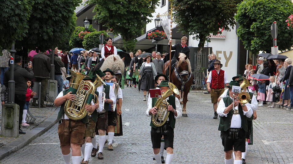 Das war der Bierzelteinzug beim Bad Kötztinger Pfingstvolksfest 2025. Das war der Bierzelteinzug beim Bad Kötztinger Pfingstvolksfest 2025.