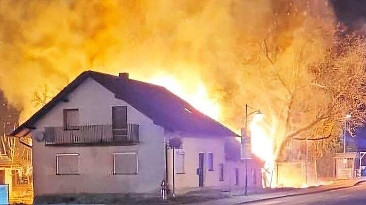 Der Brand an einem Samstagabend im Februar war weit zu sehen. Verletzt wurde niemand. Der Brand an einem Samstagabend im Februar war weit zu sehen. Verletzt wurde niemand.
