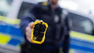 Um den 26-Jährigen zu überwältigen, setzt die Polizei einen Taser ein. (Symbolbild) Um den 26-Jährigen zu überwältigen, setzt die Polizei einen Taser ein. (Symbolbild)