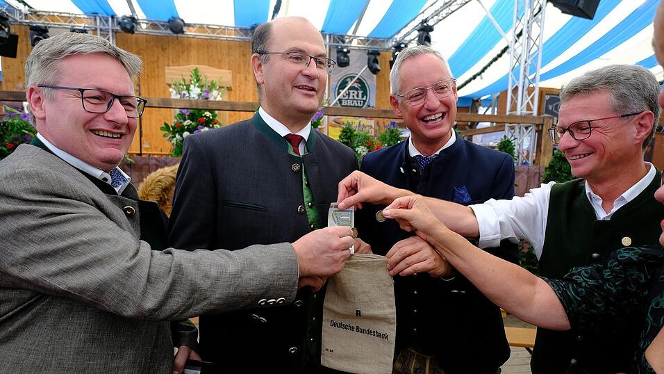 F&uuml;r einen Gag zu haben (v.l.): MdL Josef Zellmeier, Festredner Albert F&uuml;racker, OB Markus Pannermayr und Deggendorfs Landrat Bernd Sibler f&uuml;llen den vom OB mitgebrachten leeren Geldsack mit Spenden.