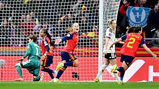 Klare Verhältnisse in Madrid: Doppeltorschützin Pina darf jubeln, Torhüterin Berger ist geschlagen.