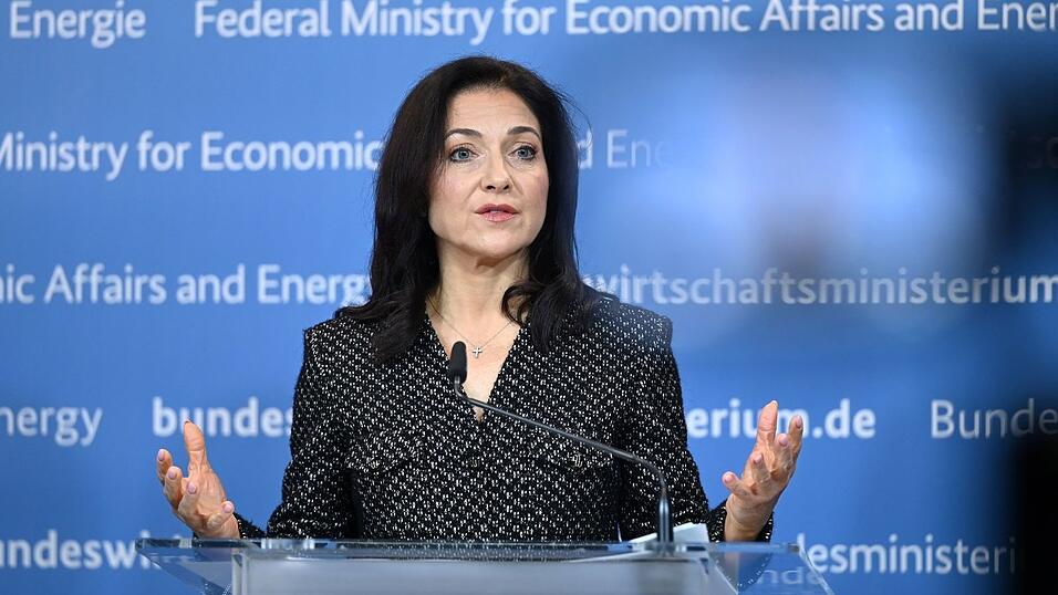 W&auml;hrend Vizekanzler Lars Klingbeil (SPD) Vertreter von Gewerkschaften und Arbeitgebern trifft, attackiert ihn Wirtschaftsministerin Katherina Reiche scharf. (Archivbild)