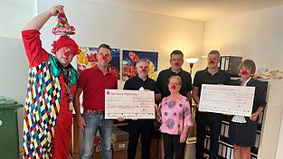 Ganz in der Tradition des historischen Vorbilds spenden die Schäfflertänzer aus Osseltshausen an zwei gemeinnützige Einrichtungen, die Menschen in Notlagen Trost zusprechen. Ganz in der Tradition des historischen Vorbilds spenden die Schäfflertänzer aus Osseltshausen an zwei gemeinnützige Einrichtungen, die Menschen in Notlagen Trost zusprechen.