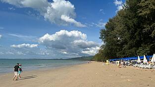 Sonne, Meer und Palmenstrände: Auch viele Touristen aus Deutschland zieht es dafür nach Khao Lak auf dem thailändischen Festland. Zwei Urlauber starben bei einem Unfall. (Archivbild) Sonne, Meer und Palmenstrände: Auch viele Touristen aus Deutschland zieht es dafür nach Khao Lak auf dem thailändischen Festland. Zwei Urlauber starben bei einem Unfall. (Archivbild)