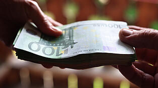 Dreimal hob der Senior Geld für die Unbekannte ab - laut Polizeibericht insgesamt 3.000 Euro.