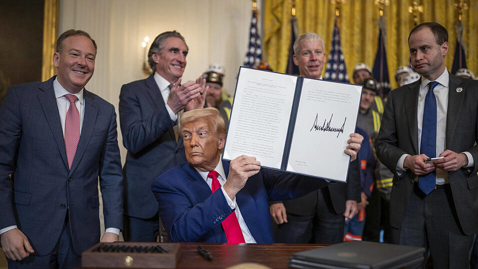 Der zum zweiten Mal gewählte US-Präsident Donald Trump hält im April ein unterschriebenes Dekret in den Händen. Es soll die Kohleindustrie in den Vereinigten Staaten weiter fördern. Der zum zweiten Mal gewählte US-Präsident Donald Trump hält im April ein unterschriebenes Dekret in den Händen. Es soll die Kohleindustrie in den Vereinigten Staaten weiter fördern.