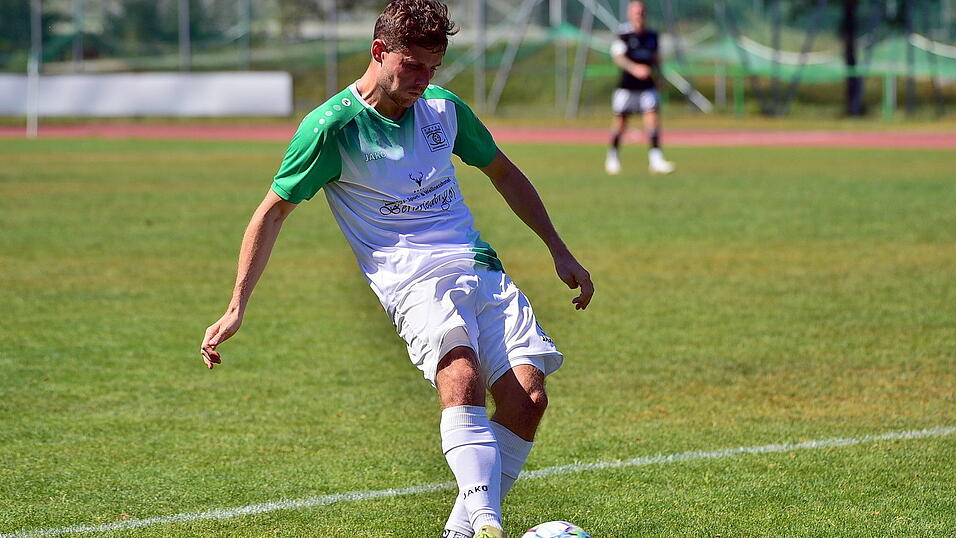 Maximilian Semmler entscheidet mit seinem Tor zum 2:0 für Deggendorf die Partie in Salzweg. Maximilian Semmler entscheidet mit seinem Tor zum 2:0 für Deggendorf die Partie in Salzweg.