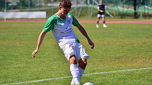 Maximilian Semmler entscheidet mit seinem Tor zum 2:0 für Deggendorf die Partie in Salzweg. Maximilian Semmler entscheidet mit seinem Tor zum 2:0 für Deggendorf die Partie in Salzweg.