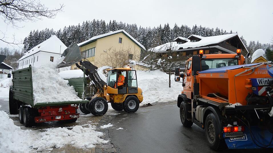 Aufgrund der H&ouml;henlage von Sankt Englmar kann es auch schon mal dazu kommen, dass Schnee tats&auml;chlich abtransportiert werden muss, um die Stra&szlig;en zug&auml;nglich zu halten.
