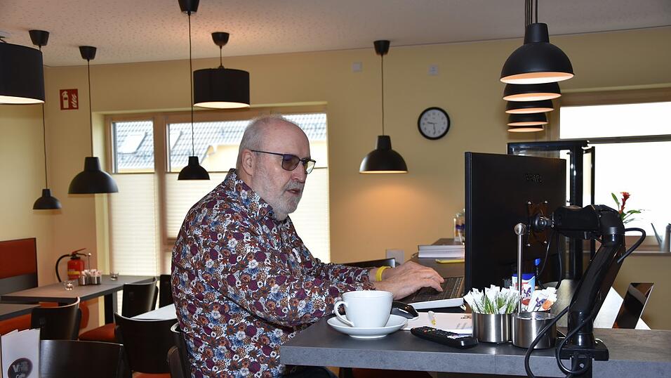 Gemeinsam mit einem engagierten Team schaut Vorsitzender Bernd Schmargendorf, dass die VHS 'l&auml;uft'.