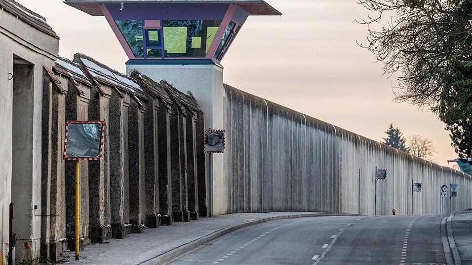 Immer häufiger melden Gefängnisse Drohnen, die über das Anstaltsgelände fliegen. (Symbolbild) Immer häufiger melden Gefängnisse Drohnen, die über das Anstaltsgelände fliegen. (Symbolbild)