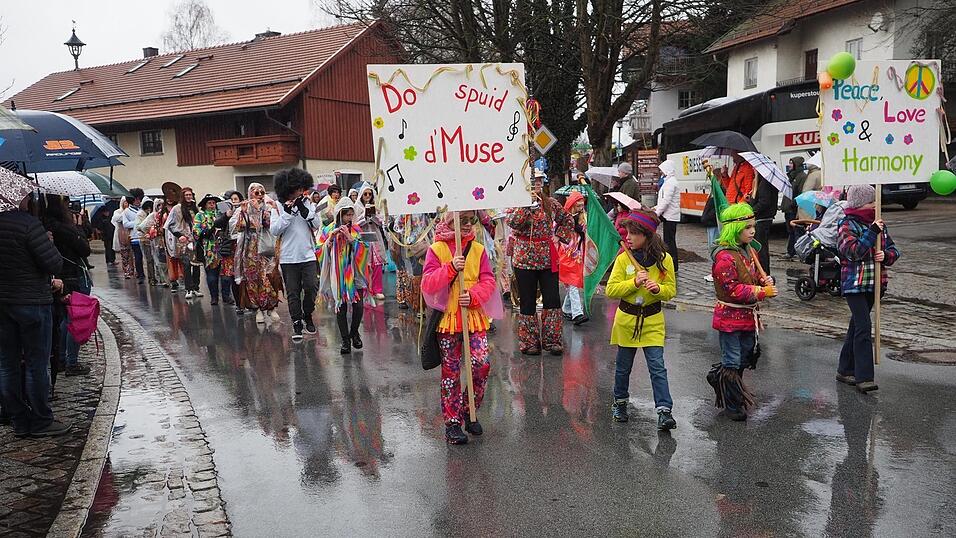 Beim Arnbrucker Gaudiwurm am 7. Februar marschiert der fantasievoll kost&uuml;mierte Zellertal-Spielmannszug voran, wenn die gro&szlig;en und kleinen S&uuml;nden der eigenen Gemeinde bis zur gro&szlig;en Politik karikiert werden. (Archivfoto)