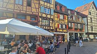 Eine der Gassen mit den Fachwerkhäusern in Colmar.