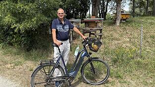 Dietmar Daniels fährt auch zu den Standorten seiner Beuten mit dem Rad. Sein Biene-Maja-Plüschtier hat er vorne im Korb mit dabei. Dietmar Daniels fährt auch zu den Standorten seiner Beuten mit dem Rad. Sein Biene-Maja-Plüschtier hat er vorne im Korb mit dabei.