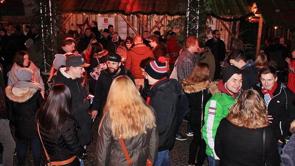 Seit einigen Jahren gehört auch die Weihnachtspyramide am Bischof-Sailer-Platz zur festen Institution zur Weihnachtszeit in Landshut, und ist vor allem bei der jüngeren Generation sehr beliebt. Seit einigen Jahren gehört auch die Weihnachtspyramide am Bischof-Sailer-Platz zur festen Institution zur Weihnachtszeit in Landshut, und ist vor allem bei der jüngeren Generation sehr beliebt.