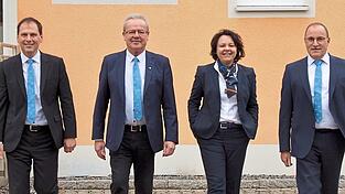 Joseph Amring, Josef Gruber (von links), Sylvia Oberberger und Rudolf Werkmann von der Raiffeisenbank Alteglofsheim-Hagelstadt.