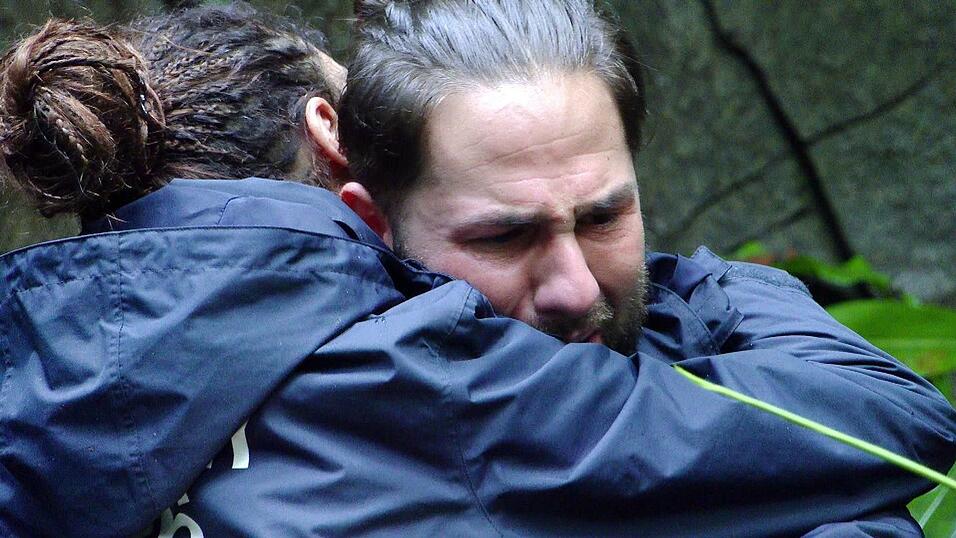 Warum haben so wenige Zuschauer für ihn angerufen? Lilly Becker gibt sich Mühe, den zweifelnden Maurice Dziwak zu trösten. Warum haben so wenige Zuschauer für ihn angerufen? Lilly Becker gibt sich Mühe, den zweifelnden Maurice Dziwak zu trösten.