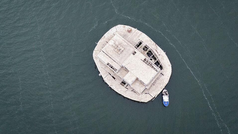 Nach der Wende geriet die Insel nach und nach in Verfall. Nach der Wende geriet die Insel nach und nach in Verfall.