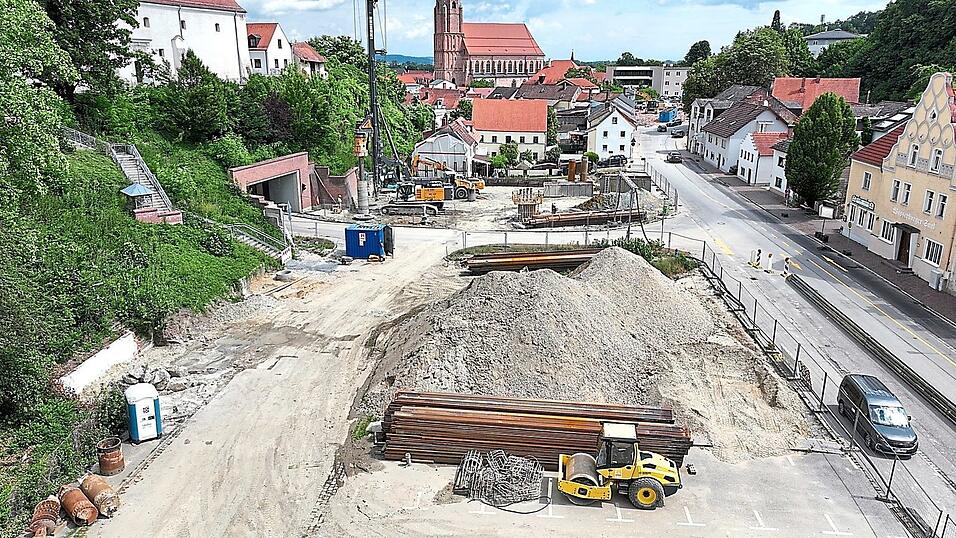 Die Großbaustelle am Herrenweiher: Die Ausführung des Tiefgaragenbaus als „öffentlicher Schutzraum“ würde einen Baustopp - und damit einhergehend - enorme Mehrkosten im mehrstelligen Millionenbereich zur Folge haben.