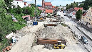 Die Großbaustelle am Herrenweiher: Die Ausführung des Tiefgaragenbaus als „öffentlicher Schutzraum“ würde einen Baustopp - und damit einhergehend - enorme Mehrkosten im mehrstelligen Millionenbereich zur Folge haben.