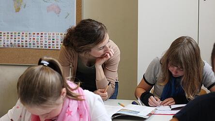 Schulbegleiter unterst&uuml;tzen Sch&uuml;ler beispielsweise mit Konzentrationsproblemen im Unterricht. (Symbolbild)
