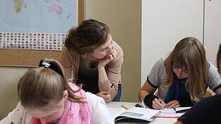 Schulbegleiter unterst&uuml;tzen Sch&uuml;ler beispielsweise mit Konzentrationsproblemen im Unterricht. (Symbolbild)