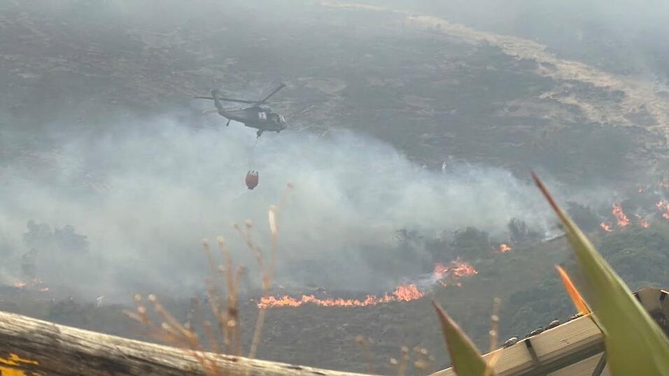 Hunderte Einsatzkr&auml;fte sind an der Bek&auml;mpfung der Flammen beteiligt.