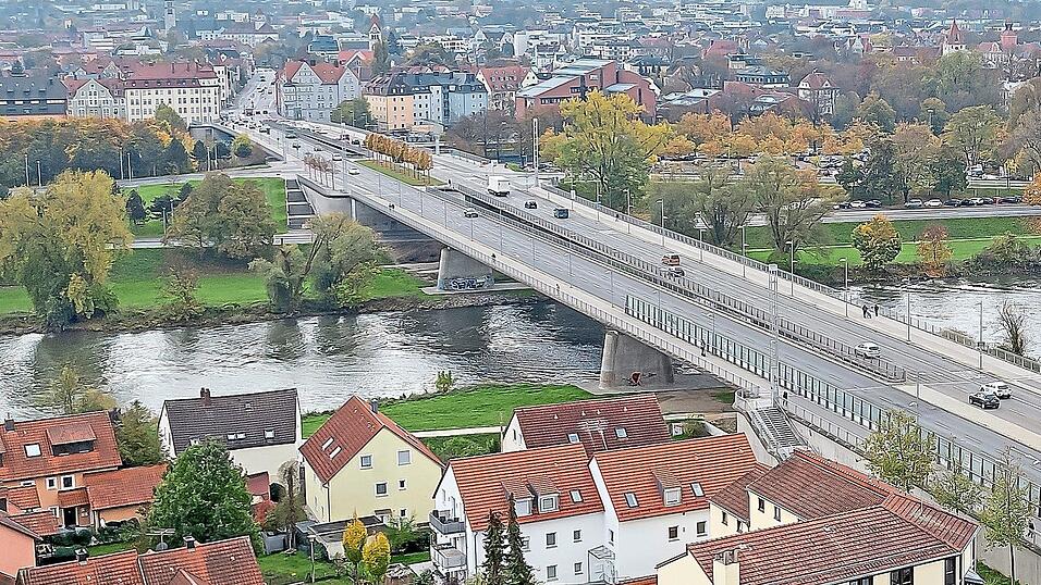 Über die Nibelungenbrücke fahren täglich 42 000 Fahrzeuge. Im nächsten Jahr muss die Asphaltdeckschicht auf 14 000 Quadratmetern erneuert werden. Über die Nibelungenbrücke fahren täglich 42 000 Fahrzeuge. Im nächsten Jahr muss die Asphaltdeckschicht auf 14 000 Quadratmetern erneuert werden.