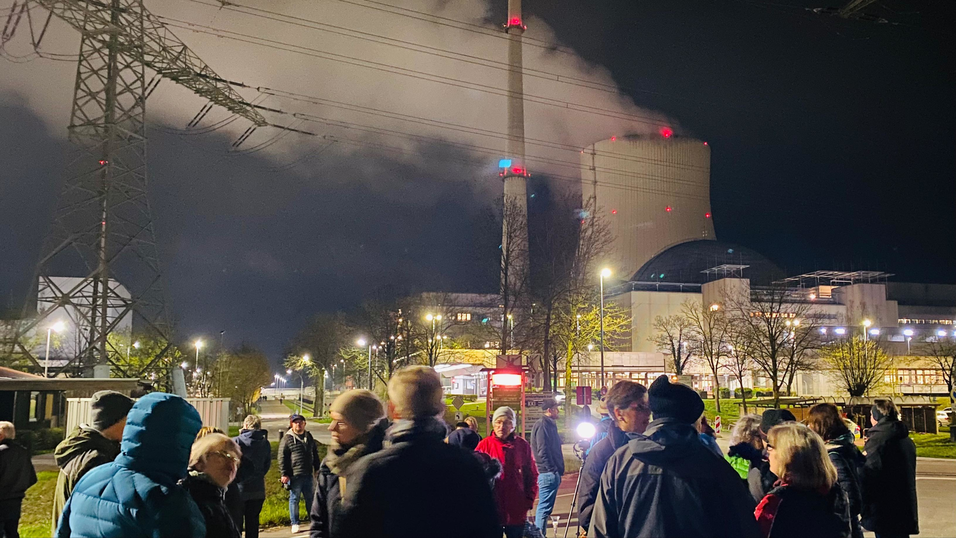 Am Freitag- und am Samstagabend haben sich viele Menschen vom Kernkraftwerk Isar 2 verabschiedet.&nbsp;