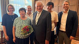 Bürgermeister Matthias Kohlmayer (r.) und die Familie gratulierten Mariele und Josef Brunner. Bürgermeister Matthias Kohlmayer (r.) und die Familie gratulierten Mariele und Josef Brunner.