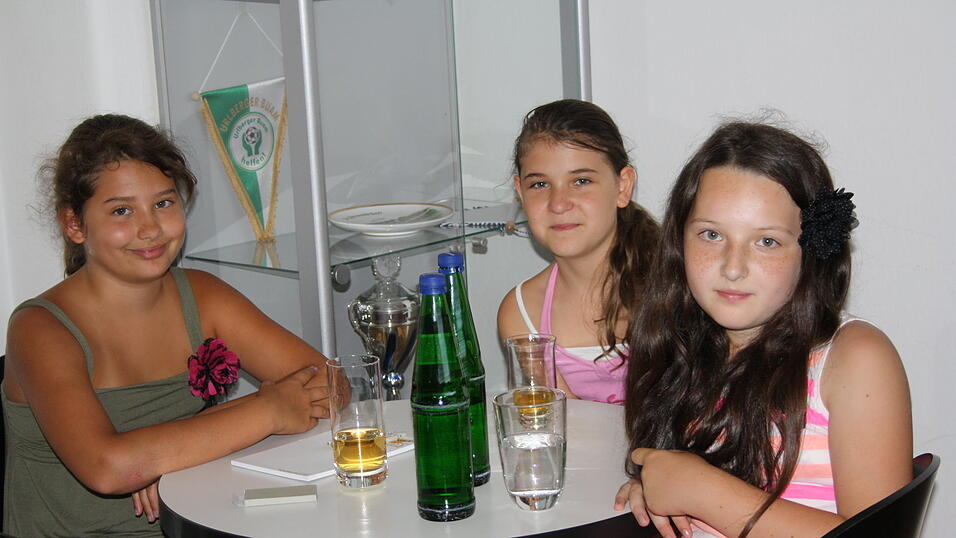 Die 4a und 4b der Grundschule Alburg besuchte am Donnerstag, 11. Juli, zusammen mit ihren Lehrerinnen Frau Scheer und Frau Schill das Verlagshaus des Straubinger Tagblatts. (Foto: Pfeffer) Die 4a und 4b der Grundschule Alburg besuchte am Donnerstag, 11. Juli, zusammen mit ihren Lehrerinnen Frau Scheer und Frau Schill das Verlagshaus des Straubinger Tagblatts. (Foto: Pfeffer)