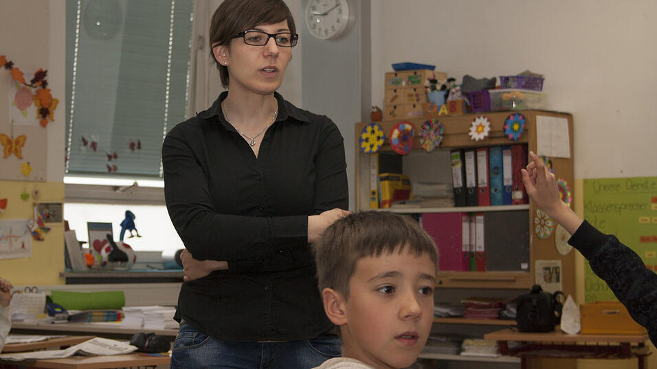 Zwei Schülerinnen der 4b der Grundschule St. Peter in Straubing schlüpften für eine Stunde in die Rolle der Fotografen. Fleißig fotografierten sie ihre Mitschüler beim Besuch der Redakteurin Tanja Pfeffer. Zwei Schülerinnen der 4b der Grundschule St. Peter in Straubing schlüpften für eine Stunde in die Rolle der Fotografen. Fleißig fotografierten sie ihre Mitschüler beim Besuch der Redakteurin Tanja Pfeffer.