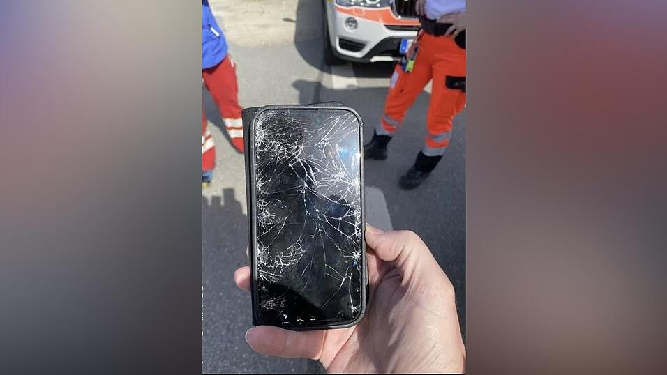 Das w&auml;hrend der Fahrt vom Autodach gefallene Handy hatte die Feuerwehr alarmiert.&nbsp;