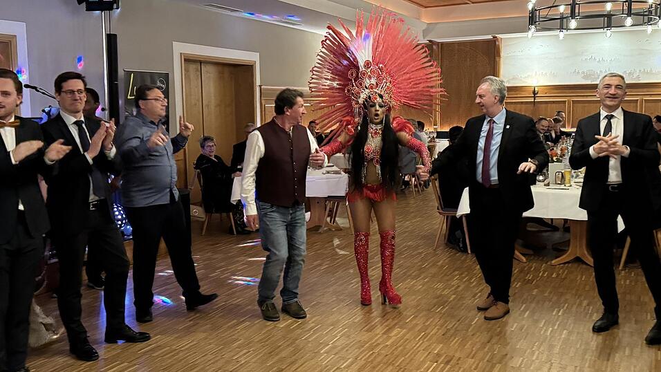 Die Sambatänzerinnen animierten die Gäste zum Tanzen. Die Sambatänzerinnen animierten die Gäste zum Tanzen.