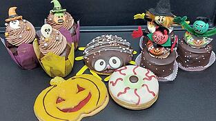 Bei der Bäckerei Weber in Bogen gibt es schaurig-süße Variationen - auch gerne bunt.