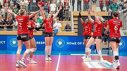 Da kommt Erleichterung auf: Der Jubel im Team der Roten Raben Vilsbiburg war freilich gro&szlig;, nachdem sich der Spitzenreiter den 3:1-Sieg gegen den TV Dingolfing h&auml;rter als erhofft erarbeiten musste.