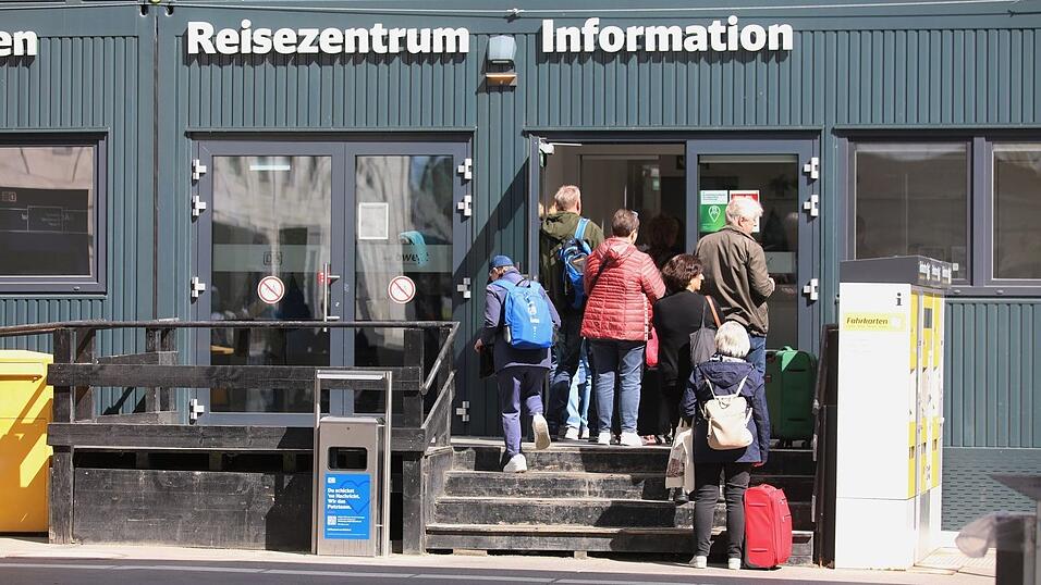 Weder Regional- noch ICE-Z&uuml;ge verkehren wie gewohnt, f&uuml;r Reisende bedeutet das Versp&auml;tungen und Ausf&auml;lle.