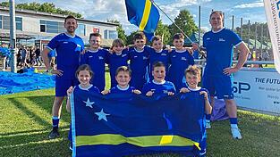 In blauen Trikots als „CuracAU“: (v.l.) Trainer Karl-Heinz Lechner, Matias Mistrik, Joni Ricks, Felix Kleinwegener, Leander Stanglmair, Matthias Penger, Trainer Stefan Kleinwegener; vorne: Mila Anic, Konstantin Gantner, Maxi Fischalek und Raphael Lechner; nicht im Bild Maxi Genthe. In blauen Trikots als „CuracAU“: (v.l.) Trainer Karl-Heinz Lechner, Matias Mistrik, Joni Ricks, Felix Kleinwegener, Leander Stanglmair, Matthias Penger, Trainer Stefan Kleinwegener; vorne: Mila Anic, Konstantin Gantner, Maxi Fischalek und Raphael Lechner; nicht im Bild Maxi Genthe.