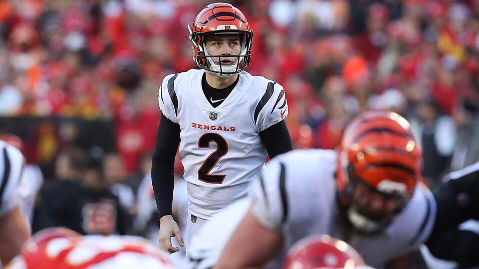 Evan McPherson: In einem jungen Team zählt McPherson zu den jüngsten, doch mit seinen 22 Jahren ist er auch einer der wichtigsten Profis im Kader der Cincinnati Bengals. Seine Field Goals brachten die Mannschaft durch die Playoffs, zwölf von zwölf Versuchen gingen rein. McPherson hat dabei ein unerschütterliches Selbstvertrauen in seine Fähigkeiten - sollten die Bengals am Ende nur ein Field Goal entfernt sein vom Sieg gegen die Rams: Sie können den Champagner guten Gewissens schon öffnen, bevor McPherson gegen den Ball tritt. Evan McPherson: In einem jungen Team zählt McPherson zu den jüngsten, doch mit seinen 22 Jahren ist er auch einer der wichtigsten Profis im Kader der Cincinnati Bengals. Seine Field Goals brachten die Mannschaft durch die Playoffs, zwölf von zwölf Versuchen gingen rein. McPherson hat dabei ein unerschütterliches Selbstvertrauen in seine Fähigkeiten - sollten die Bengals am Ende nur ein Field Goal entfernt sein vom Sieg gegen die Rams: Sie können den Champagner guten Gewissens schon öffnen, bevor McPherson gegen den Ball tritt.