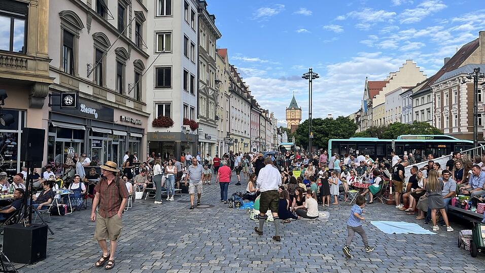 Mit Brotzeit, Getr&auml;nken und z&uuml;nftiger Musi l&auml;uteten die Straubingerinnen und Straubinger voller Vorfreude ihre 'F&uuml;nfte Jahreszeit' ein.