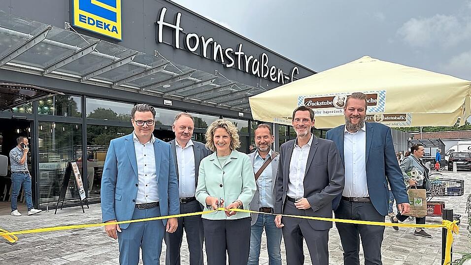 Bei der Er&ouml;ffnung: Tobias Kleinert (Gesch&auml;ftsf&uuml;hrer Edeka Regiebetriebe, von links), Stefan Mayer, ebenfalls Gesch&auml;ftsf&uuml;hrer Edeka Regiebetriebe, B&uuml;rgermeisterin Astrid Freudenstein, Marco Stieg, Bereichsleiter Expansion dm-Drogeriemarkt, Gerhard Ely, Regionalleiter Expansion Edeka S&uuml;dbayern, sowie Peter Frankerl, Regionalleiter Expansion Netto.