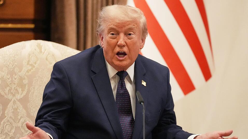Gleich nach seiner Ankunft hat US-Präsident Donald Trump wieder gegen europäische Nato-Partner ausgeteilt. Gleich nach seiner Ankunft hat US-Präsident Donald Trump wieder gegen europäische Nato-Partner ausgeteilt.
