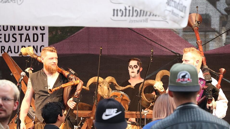 Mittelalter-Flair und super Stimmung: Die lange Einkaufsnacht 'Schlaflos' war gleichzeitig der Auftakt zum Mittelalter-Fest in Straubing. Mittelalter-Flair und super Stimmung: Die lange Einkaufsnacht 'Schlaflos' war gleichzeitig der Auftakt zum Mittelalter-Fest in Straubing.