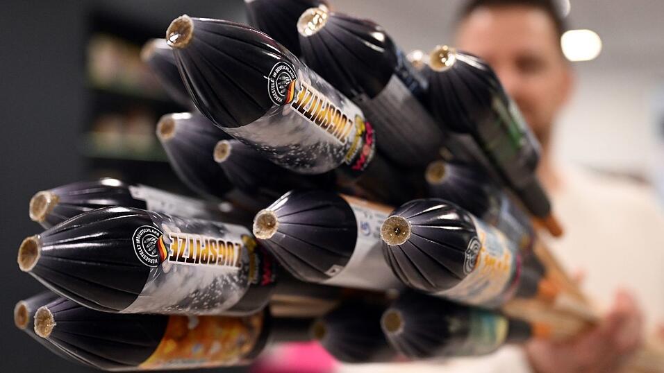 Raketen von Weco - sie sind aus Pappe, wie die Firma betont. Plastikkappen haben sie nicht mehr.