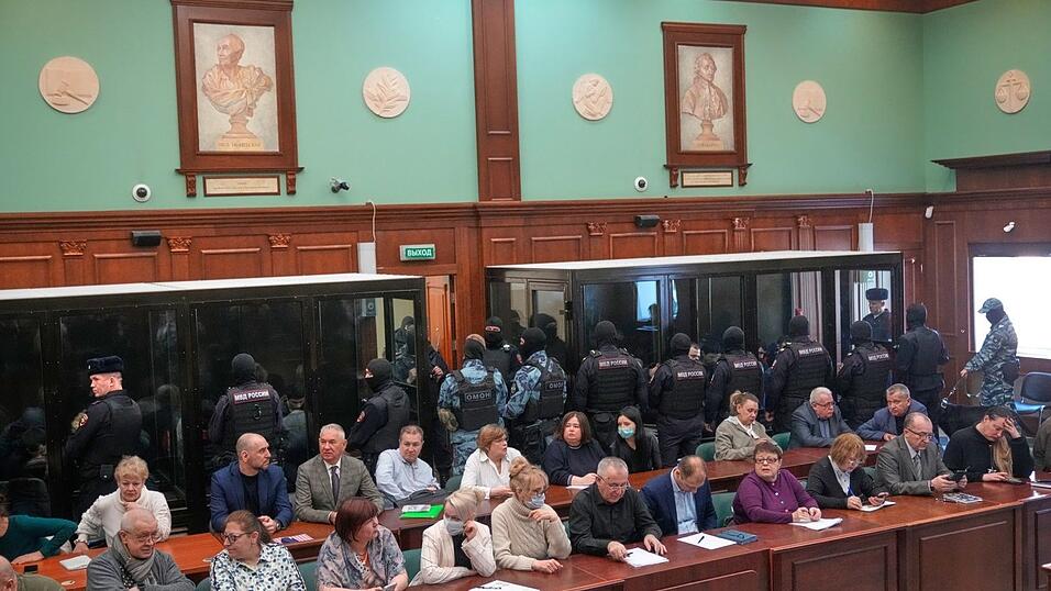 Die angeklagten Terroristen sa&szlig;en w&auml;hrend des Prozesses schwer bewacht in Glask&auml;figen.