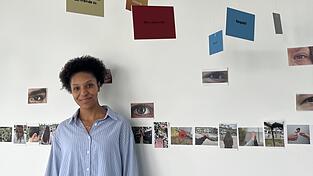 Mariama Tarawally inmitten der Rauminstallation, die die Ergebnisse zum Thema &bdquo;Rassismus trennt - Menschlichkeit verbindet&ldquo; k&uuml;nstlerisch zusammenfasst.