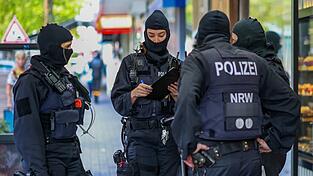Polizeibeamte während der Razzia in Duisburg Polizeibeamte während der Razzia in Duisburg